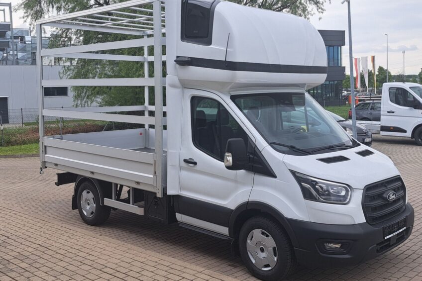 Ford Transit z „kurnikiem” i DMC 2490 kg – 6 EP i ładowność 350 kg