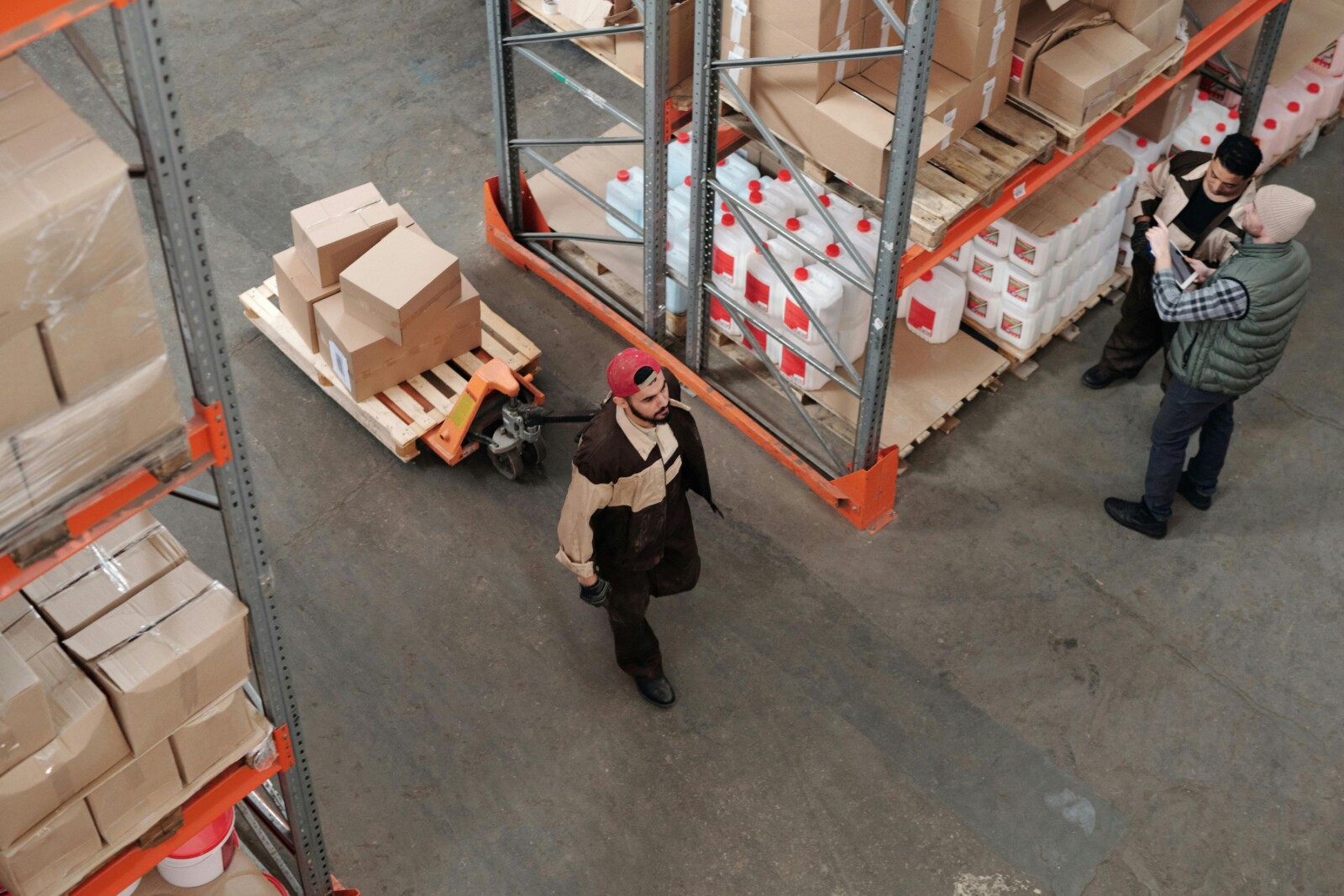 Fulfillment w szczycie sezonu – jak zarządzać skalowalnością logistyki bez utraty jakości operacyjnej