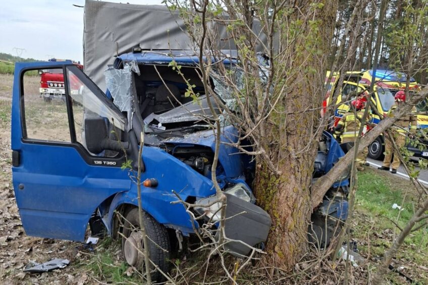 Na DK 78 dostawczy Transit uderzył w drzewo – ranne 2 osoby