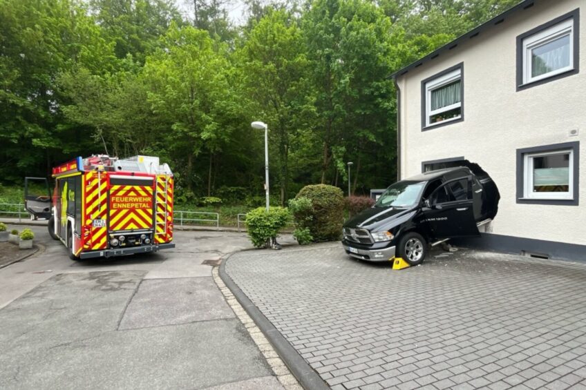 Nie ogarnął mocy HEMI. RAM 1500 wjechał przez ścianę do kuchni