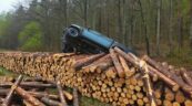 Nie zadziałały hamulce? Hilux uderzył w stos drewna