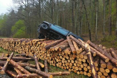 Nie zadziałały hamulce? Hilux uderzył w stos drewna