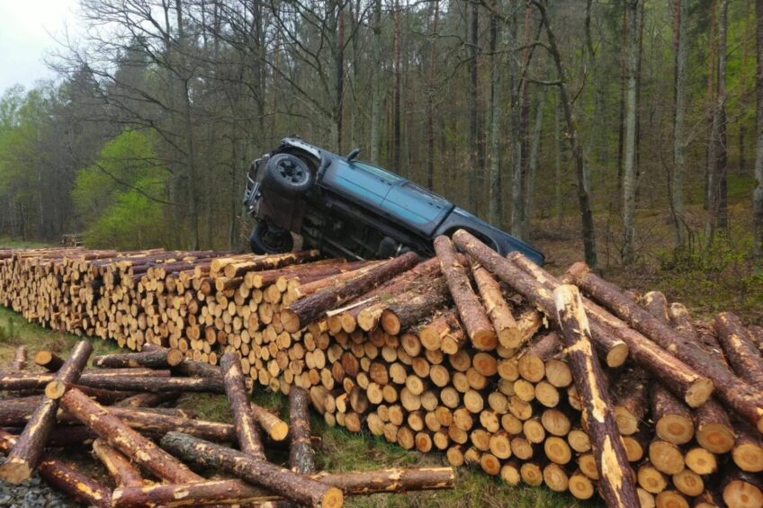 Nie zadziałały hamulce? Hilux uderzył w stos drewna