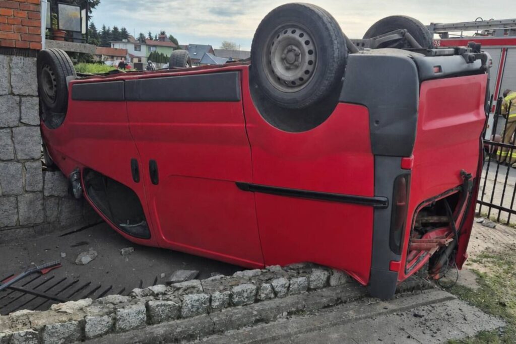 Trafic przebił się przez ogrodzenie – kierowca miał ponad 2 promile