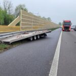 Vito na boku a laweta wbita pod barierki - groźne zdarzenie na A2