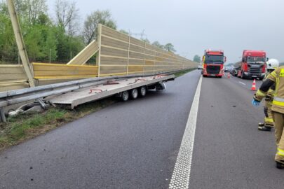 Vito na boku a laweta wbita pod barierki – groźne zdarzenie na A2