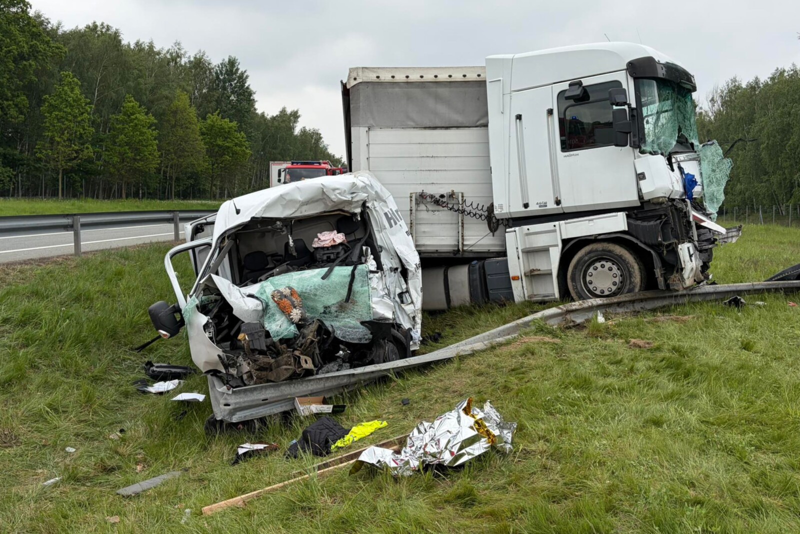 Wystrzał opony w Magnumce na S12 – nie żyje kierowca busa