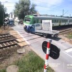 Awaria Daily na przejeździe kolejowym - w busa uderzył pociąg