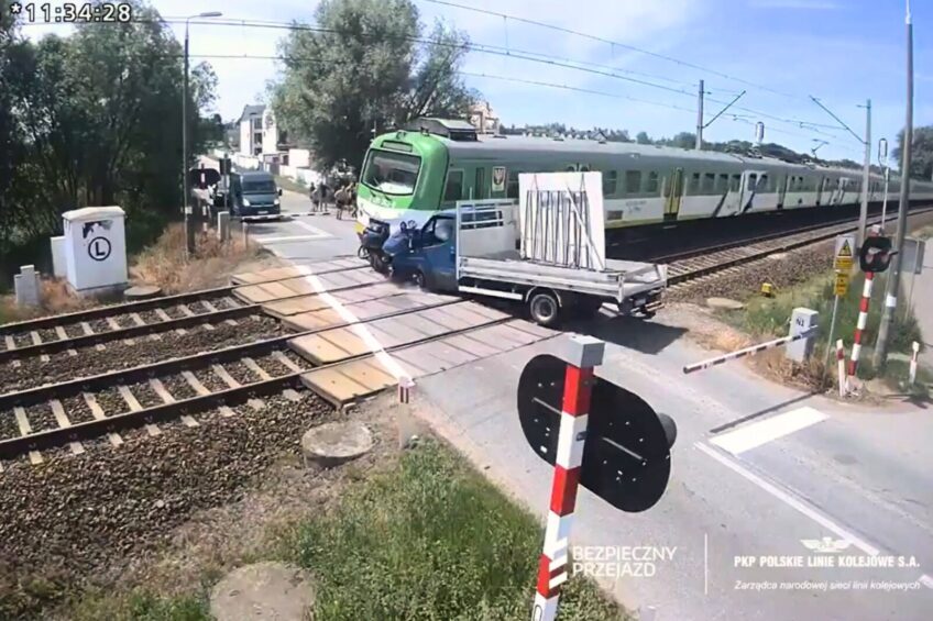 Awaria Daily na przejeździe kolejowym – w busa uderzył pociąg