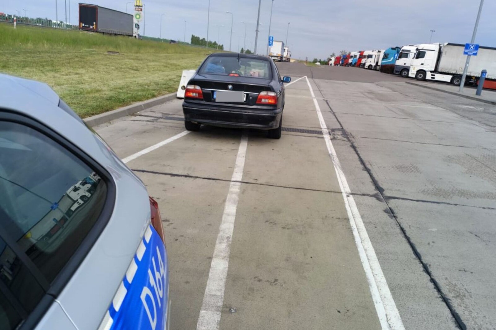 Mocno zakrapiana komunia. Tata wpadł vanem a mama BMW