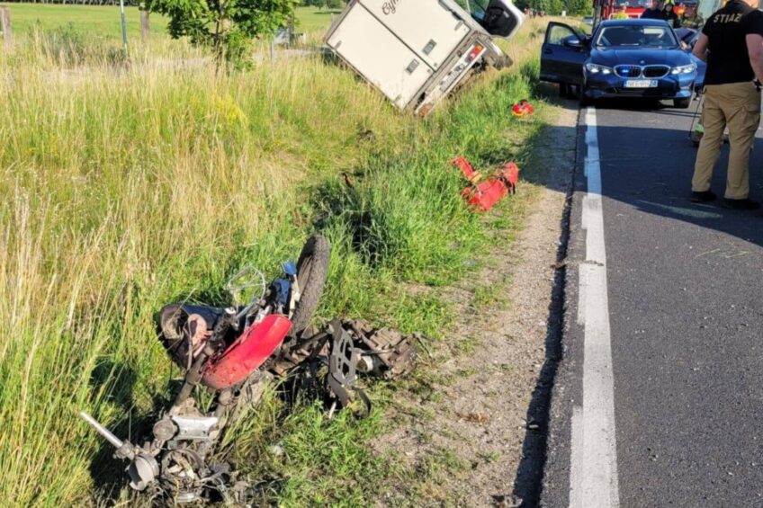 Na DK 16 bus uderzył w motorower – ranny ojciec z synem