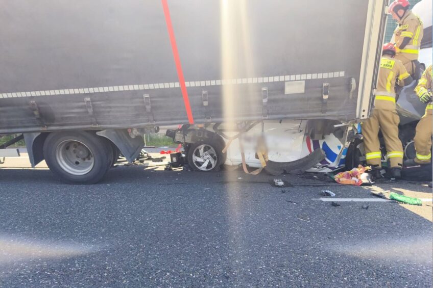 Na autostradzie A1 rozpędzony bus wbił Hyundaia pod przyczepę