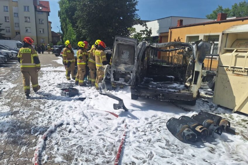 Pożar furgonetki z 20 butlami z gazem. Doszło do wybuchu