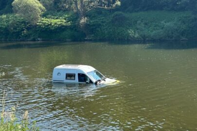 Shower w rzece Sauer – campervan zatrzymał się w wodzie