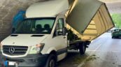 Sprinter uderzył w niski wiadukt „skalpując” zabudowę kontenerową