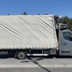Zmiażdżony "kurnik" trzymał się na pasie - jechał 40 kmh po A13