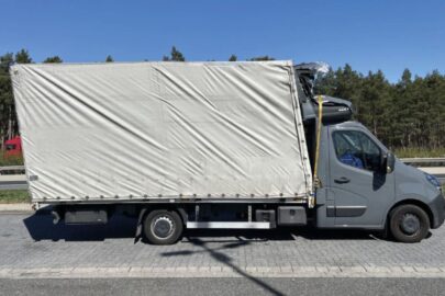 Zmiażdżony „kurnik” trzymał się na pasie – jechał 40 km/h po A13
