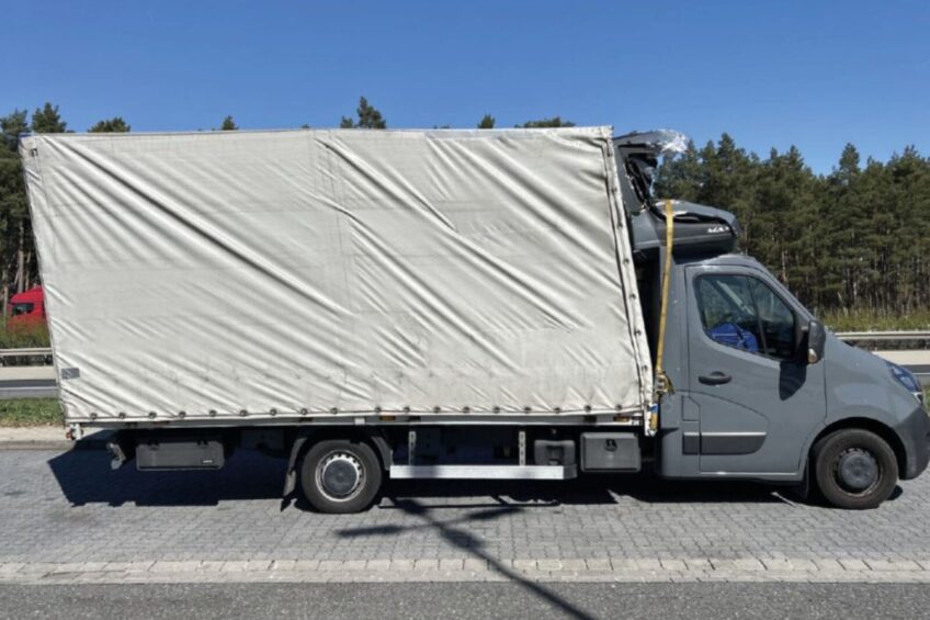 Zmiażdżony „kurnik” trzymał się na pasie – jechał 40 km/h po A13