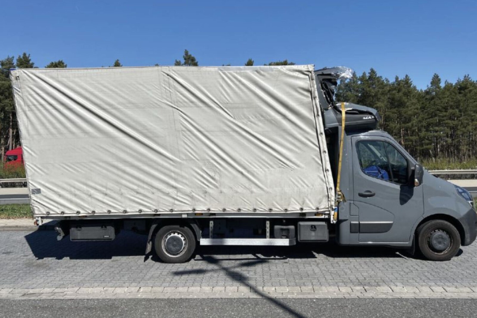 Zmiażdżony „kurnik” trzymał się na pasie – jechał 40 km/h po A13