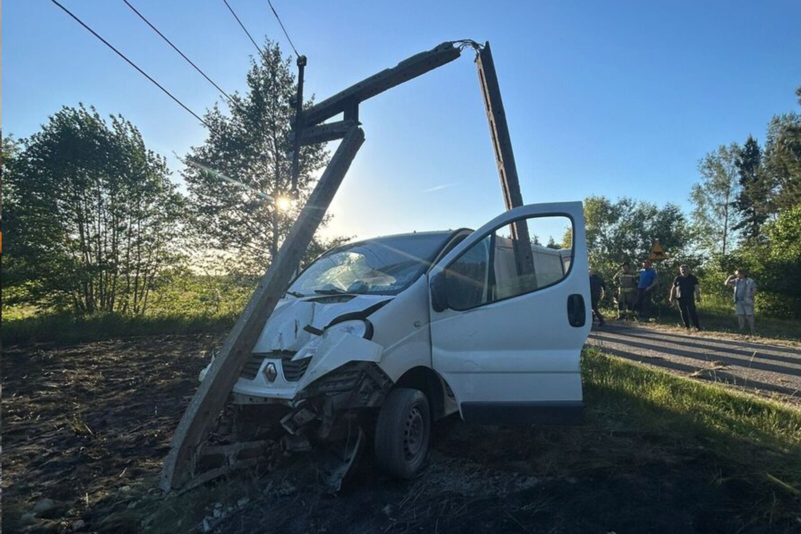 Zniszczony znak i spalona trawa. Od kierowcy busa pobrano krew