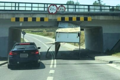 Bus przejechał a zabudowa została na wiadukcie – policja w akcji