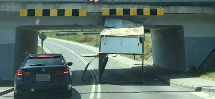 Bus przejechał zabudowa została na wiadukcie - policja w akcji