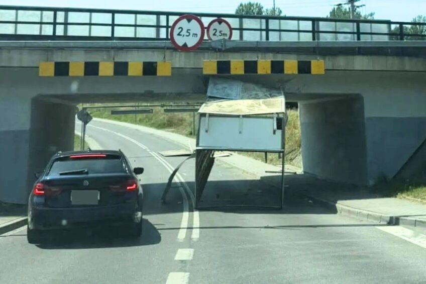 Bus przejechał a zabudowa została na wiadukcie – policja w akcji