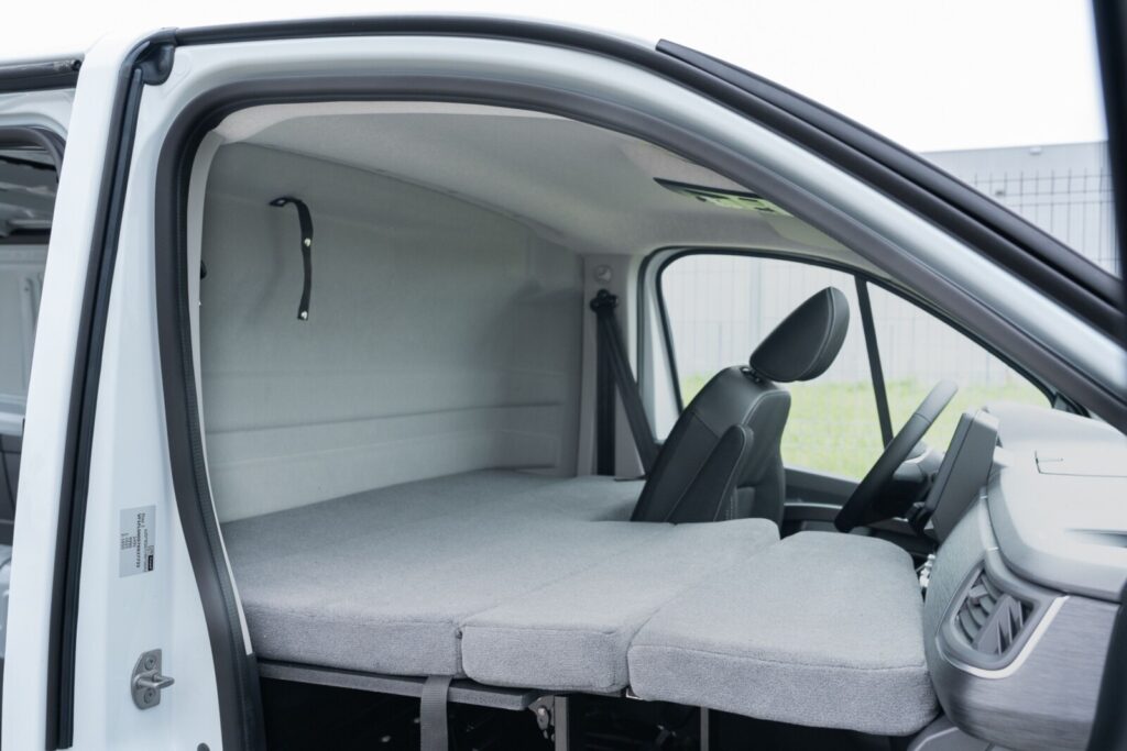 Carpol wprowadził do oferty Renault Trafic 2499 kg z leżanką