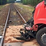 Chłodnią pod szynobus - kierowca Masterki nie ustąpił pierwszeństwa