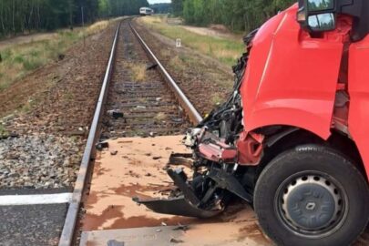 Chłodnią pod szynobus – kierowca Masterki nie ustąpił pierwszeństwa