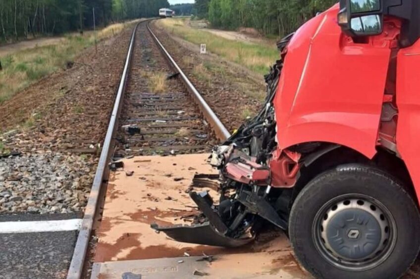 Chłodnią pod szynobus – kierowca Masterki nie ustąpił pierwszeństwa