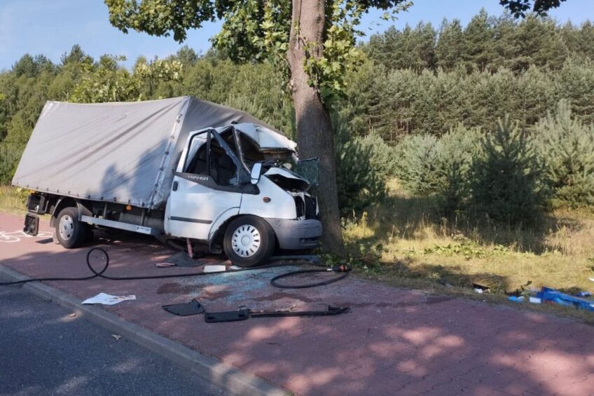 Ford Transit uderzył w drzewo. Kierowca zasłabł –  w akcji LPR