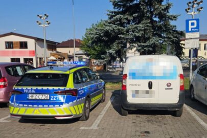 Jesteś poszukiwany. Co robisz? Wjeżdżasz vanem na czerwonym