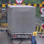 Kierowca busa uszkodził bramownicę i zablokował most
