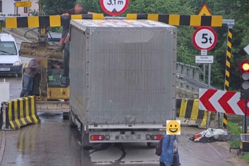 Kierowca busa uszkodził bramownicę i zablokował most