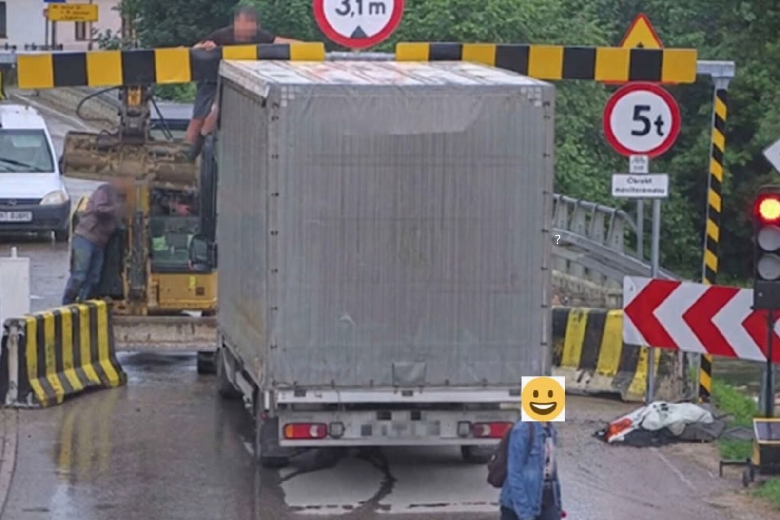 Kierowca busa uszkodził bramownicę i zablokował most