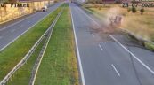 Minibus wypada z A1 – 67 pojazdów przejeżdża nie zatrzymując się