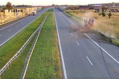 Minibus wypada z A1 – 67 pojazdów przejeżdża nie zatrzymując się