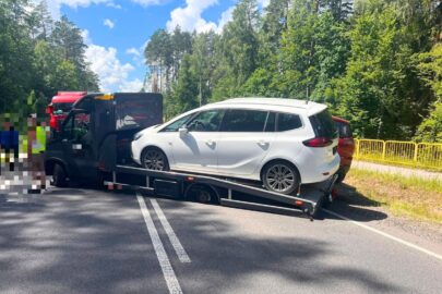 Od autolawety odpadło koło – zestaw zablokował „krajówkę”