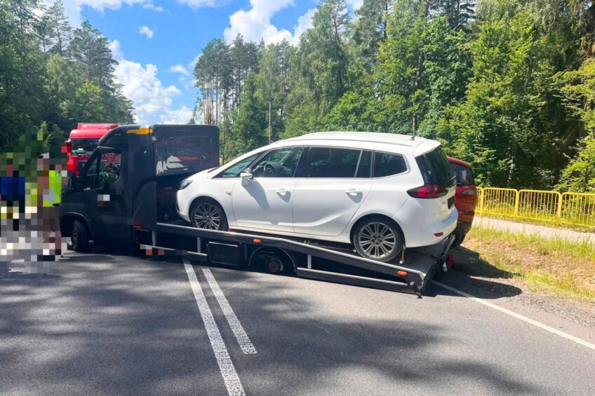 Od autolawety odpadło koło – zestaw zablokował „krajówkę”