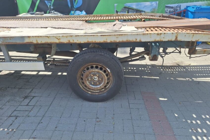 Pęknięte pióro i brak nadkoli – autolaweta straciła dowód