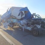 Rozpruty bus po uderzeniu w naczepę na A2. Kierowca przeżył