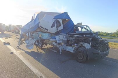 Rozpruty bus po uderzeniu w naczepę na A2. Kierowca przeżył
