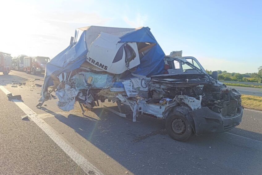Rozpruty bus po uderzeniu w naczepę na A2. Kierowca przeżył