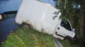 Świadek już zadzwonił na policję. Chwilę potem bus wypadł z drogi