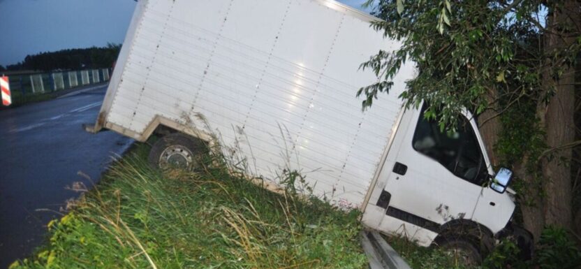 Świadek już zadzwonił na policję. Chwilę potem bus wypadł z drogi