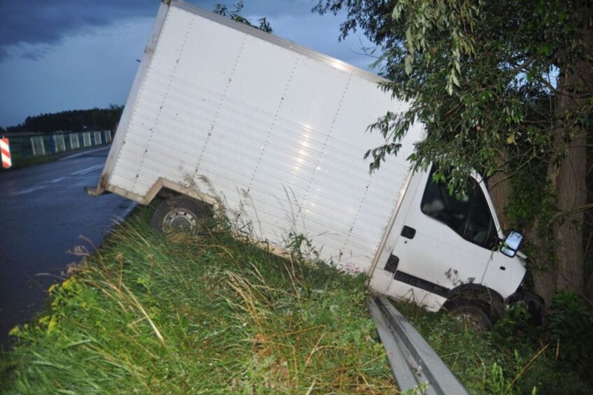 Świadek już zadzwonił na policję. Chwilę potem bus wypadł z drogi