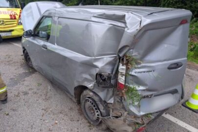 Transit Courier wypadł z drogi – kierowca pijany i z zakazem jazdy