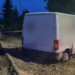 Wklejka VW LT na rozkopanym torowisku - pijany i bez uprawnień