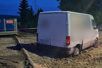 „Wklejka” VW LT na rozkopanym torowisku – pijany i bez uprawnień